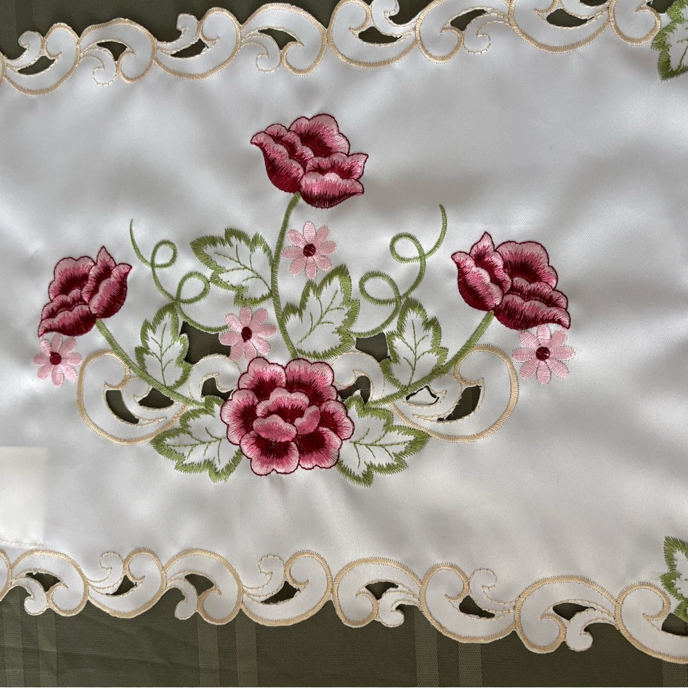 4 rose floral placemats in very good condition! Pinks and Maroons. - Picture 6 of 10